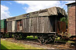 Dieser alte Wagen mit Speichenräder, Stangenpuffer und Plattform könnte ein Güterzugbegleitwagen gewesen sein. Das Fenster ist mit Holzlatten vernagelt. Am Rahmen findet sich die dafür typische Kennzeichnung  ČSD 7 . Von der restlichen Nummer ist nichts mehr zu erkennen. Der Wagen müsste auch ursprünglich eine andere Nummer gehabt haben, da diese unter dem Kürzel noch leicht zu erahnen ist. Der Wagen stand auf einem Seitengleis im Eisenbahnmuseum Jaroměř.

Jaroměř, 21.05.2022
