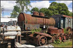 Am Eingang zum Eisenbahnmuseum Jaroměř finden sich auch einige alte Wagen, die als Erstteilager dienen oder wegen Geldmangels nicht aufgearbeitet werden können.