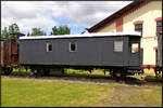 Ohne Aufschriften steht dieser mit einem Ofen ausgestatte Wagen neben dem Lokschuppen des Eisenbahnmuseum Jaroměř.