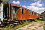 Der Schnell-/Eilzugwagen(?) mit Dienstabteil mit der ungewöhnlichen Nummer  89 80 026-5  stand am Rande im Eisenbahnmuseum Jaroměř.