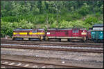 Quer über alle Gleise im Bahnhof musste das Bild gemacht werden, um die arg ausgeblihene ČD Cargo 742 170 und die rote 742 357 auf den Chip zu bannen, Mladá Boleslav, 22.05.2022 (CZ-CDC 92 54 2 742 170-4, CZ-CDC 92 54 2 742 357-7)
