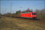 DB Cargo 145 018-8 fuhr mit einem gemischten Güterzug am 09.04.2018 durch die Berliner Wuhlheide.