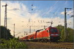 Bei tief stehender Sonne fuhr DB Regio 182 011-7 mit dem RE1 Richtung Magdeburg Hbf am 08.09.2018 am Abzweig Eichenweiler vorbei.