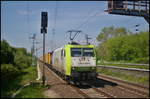 Mit einem Intermodalzug kam am 11.05.2017 die von RBB angemietete 185 505-5 durch den Bahnhof Berlin-Hohenschnhausen gefahren.