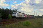 ITL 185 548-5 mit einer unerkannt gebliebenen 143er in altrot zog am 26.05.2017 einen Containerzug durch die Berliner Wuhlheide.