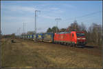 Mit dem  LKW Walter -KLV fuhr DB Cargo 185 043-7 am 09.04.2018 durch die Berliner Wuhlheide.