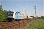 RTB Cargo 185 672-3 mit  MOSOLF -Werbung fuhr mit einem Containerzug am 19.05.2017 durch die Berliner Wuhlheide (Standort öffentlich zugänglich)