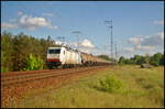 Für RTB Cargo ist 185 638-4 im Einsatz als sie mit einem Kesselwagenzug, Ladegut Düsenkraftstoff, am 26.05.2017 durch die Berliner Wuhlheide fuhr