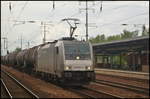 CTL 186 261-4, angemietet von Akiem, fuhr am 14.05.2017 mit einem Kesselwagenzug durch den Bahnhof (Berlin) Schönefeld Flughafen.