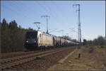 RheinCargo 187 074-0 fuhr mit Kesselwagen am 06.04.2018 leider im Ggenlicht durch die Berliner Wuhlheide.