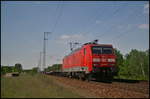 Mit Autos fuhr am 19.05.2017 DB Cargo 189 011-0 durch die Berliner Wuhlheide.