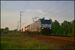 Im letzten Licht des Tages fuhr die von DB Cargo eingesetzte 189 841-0 / ES 64 F4-841 mit einem Containerzug am 19.05.2017 durch die Berliner Wuhlheide