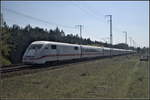 Aus dem fahlen Gegenlicht kommend fuhr DB Fernverkehr Tz 166 / 401 066-6 'Gelnhausen' auf Leerfahrt am 16.04.2019 durch die Berliner Wuhlheide.