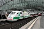 DB 401 070-8 als SZ 2761 mit Sonderbeklebung zum Pokalfinale wieder zurck nach Bremen (Berlin Hauptbahnhof 16.05.2010)