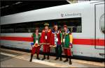 DB Fernverkehr 402 028-5 und 808 028-5 wurden auf den Namen der Stadt Altenburg getauft. Hier sind die  Vier Wenzel  und der Triebwagen zu sehen. Der Zug fuhr dann als ICE2790 nach Altenburg zur offiziellen Taufe (Berlin Ostbahnhof, 27.06.2009)