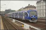 Eine freudige berraschung am 27.08.2011 bei tristen Wetter: Der Meister-Zug 474 051-0, anlsslich der gewonnen Meisterschaft 2011 von HSV Handball entsprechend lackiert, kommt aus dem Bahnhof