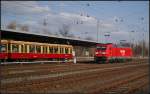 DB Schenker 185 302-7 trifft auf 480 530-5 der S-Bahn Berlin (gesehen Berlin Greifswalder Strae 24.03.2011)