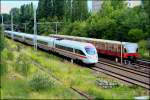 DB 480 046-2 meinte schneller sein zu wollen als der ICE-T (Berlin Landsberger Allee, 20.06.2009)