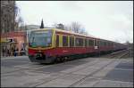 Seit Ende Januar fährt die S25 nur noch im 30 Minuten-Takt und wird geteilt. So fährt die Linie aus Hennigsdorf nur bis Nordbahnhof, aus Teltow Stadt kommend bis Gesundbrunnen. Am 27.01.2011 ist 481 301-0 kurz vor der Einfahrt in den Haltepunkt Berlin Tegel.