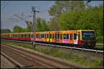 481 470 der S-Bahn Berlin mit der Seitenwerbung für  Dunkin Donuts  fährt als S75 Westkreuz gleich in den S-Bahnhof Berlin Hohenschönhausen ein.