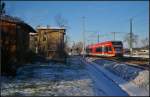 DB Regio 646 005 am 25.01.2014 als RB12 Bln.-Lichtenberg bei der Ausfahrt aus den Bahnhof Nassenheide (Lwenberger Land). Ganz links steht noch der alte Gterschuppen und dahinter direkt am B ein Wohnhaus an dem der GTW vorbei fhrt.