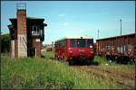 172 003-6 der NbSE holte Besucher vom DB-Bahnhof Staßfurt zum Vereinsgelände und brachte auch die müden Besucher wieder zurück. Im Wagen stand an einer Front die Nummer 772 003-0 (Dampflokfest im Traditionsbahnbetriebswerk Staßfurt, gesehen Staßfurt-Leopoldshall 05.06.2010)