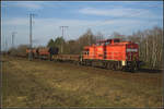 DB Cargo 298 321-1 fuhr mit einem gemischten Güterzug, in dem auch Wagen für die Reparatur eingereiht waren, am 09.04.2018 durch die Berliner Wuhlheide.