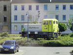 Captrain / RBB 34 steht als Denkmallok am Bahnhof Bitterfeld. Aufgenommen aus dem Regio nach Berlin am 29.05.2021