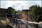 Wie lange wird man den alten Bahnsteig fr Gleis 2 und 3 noch sehen knnen? Auch steht noch die alte Brcke, auch wenn die Gleise schon fehlen (Baustelle Berlin Ostkreuz 06.09.2010)