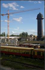 Der unter Denkmalschutz stehende Wasserturm beobachtet stoisch die Bauarbeiten rund um sich herum (Baustelle Berlin Ostkreuz 06.09.2010)