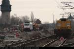 ITL 285 109-5 mit Schotter und ein Kran MGW 939 626-4 im Arbeitseinsatz (Angemietet con CBRail Luxembourg, gesichtet Baustelle Berlin Schöneweide 21.03.2009).