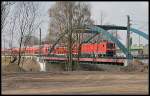 DB Regio 114 011-0 mit dem RE1 überquert die neue Brücke direkt hinter dem neuem Regionalbahnsteig.