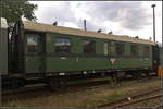 Whrend des 15. Berliner Eisenbahnfest in Schneweide am 15.09.2018 stand DRB 28 106 Berlin mit weiteren Personenwagen auf einem Seitengleis. Gebaut wurde der zweiachsige Wagen der 2. Klasse bei Wumag Grlitz im Jahr 1930.