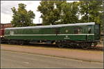 Im frischen Glanz zeigt sich der Salon-Autotransportwagen 89-43 300-2 des Regierungszug der DDR. Der Wagen wurde ca 1930 bei der Gothaer Waggonfabrik als Pw4-30 gebaut und an die Deutsche Reichsbahn ausgeliefert. Inzwischen gehrt der Wagen zum Bestand des Historischen Lokschuppen Wittenberge und stand am 25.08.2018n mit der MEG 103 whrend des Brandenburg-Tag 2018 auf dem ehemaligen Anschlussgleis zum Bahnhof Wittenberge (DR 60 50 89-43 300-2 Salon-Autotransportwagen).