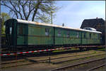 Nicht immer kann man auf Veranstaltungen die Objekte so fotografieren wie man es sich wnscht. Beim Frhjahrsfest der Berliner Eisenbahnfreunde e.V. am 21.04.2018 sicherte ein Flatterband einen befahrenen Gleisbereich ab, so das der 112 258 Dresden Pw4 nur so fotografierbar war. Angeblich gehrt der 1932 gebaute Wagen zum Traditionszug Zwickau.