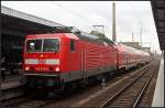 Im Regen kommt DB Regio 143 948-8 mit dem RB nach Braunschweig Hbf in den Bahnhof eingefahren (gesehen Magdeburg 09.08.2010)