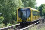 BVG 5019 (Typ H97) kurz vor der Durchfahrt des Haltepunkts Scharnweberstraße Richtung Alt-Tegel. Beim Typ H handelt es sich um Gliederzüge. Eine Einheit besteht aus 6 Wagen die durchgängig begehbar sind (Berlin Schönhauser Str, 01.06.2008).