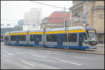 Auf der SL 11E Dölnitz ist LVB 1205 unterwegs. Hier hat sie gerade die Haltestelle Hauptbahnhof verlassen, Leipzig Hauptbahnhof, 22.03.2023 (Flexity Classic XXL, NGT12)
