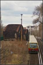 Blick auf die Liesenstraenbrcke zwischen Humboldthain und Nordbahnhof mit der rechts verlaufenden S-Bahn Berlin.