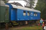 D-ASLVG 60 80 99-25 762-8 Wohnschlafwagen in Berlin-Schneweide, 20.09.2014
<br><br>
Beim 11. Berliner Eisenbahnfest stand auch der blaue Dienstwagen der Ascherslebener Verkehrsgesellschaft mbH (A.V.G.) auf den Vereinsgleisen.