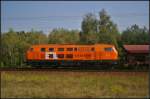 BBL 17 / 225 099-1 mit Schotter beladenen Schttgutwagen am 16.09.2014 durch die Berliner Wuhlheide