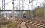 Unterhalb der südlichen Fußgängerbrücke stand in Berlin Schönefeld-Flughafen CFL 185 567-5 abgestellt. Ein Versuch am 15.04.2012 die Lok vom Bahnsteig aus zu fotografieren.