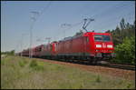 DB Cargo 185 004-9 zog am 19.05.2017 mit einer Schwesterlok den Kohlependel durch die Berliner Wuhlheide