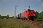 Mit dem LKW-Walter-Zug kam am 19.05.2017 DB Cargo 152 015-4 durch die Berliner Wuhlheide gefahren