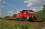 DB Cargo 298 324-5 fuhr am 09.08.2017 mit markant markierten Res-x 679-Wagen durch die Berliner Wuhlheide