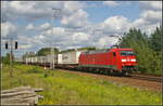 DB Cargo 152 104-6 fuhr mit Sattelaufliegern von DB Schenker am 23.08.2017 durch die Berliner Wuhlheide