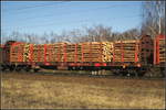 Vierachsiger Drehgestell-Flachwagen der Gattung Roos-t 645 für den Holztransport von DB Cargo Logistics GmbH.