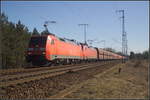 DB Cargo 152 114-5 und 152 166 zogen den Erzzug am 06.04.2018 durch die Berliner Wuhlheide.