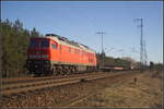 DB Cargo 232 469-7 fuhr mit leeren Flachwagen der Gattung Rs für den Transport von Stahlrollen am 06.04.2018 durch die Berliner Wuhlheide.