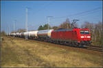 DB Cargo 185 013-0 fuhr mit Druckkesselwagen, die Propen geladen hatten, am 09.04.2018 durch die Berliner Wuhlheide.